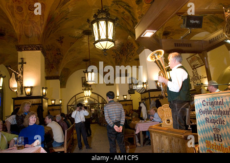 Hofbrauhaus München Bayern Deutschland Übersicht Haupthalle und japanische Gäste Stockfoto