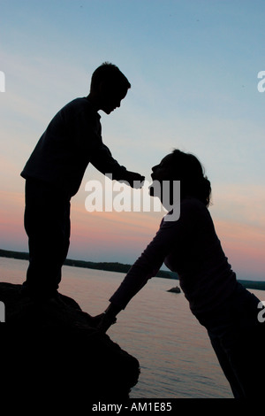 Mutter des jungen Fütterung Stockfoto