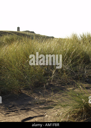 Pfad durch die Dünen mit Compass Point in der Ferne Stockfoto