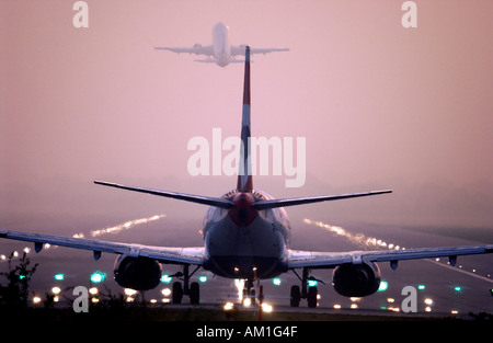 Ansicht von hinten als zwei Jet Flugzeuge folgen Sie einander fast Schwanz auf Nase ausziehen von London Gatwick Flughafen Stockfoto