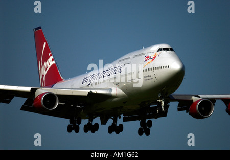Englische Rose eines der Virgin Atlantic Airways Boeing 747 400 Jumbo Jet-Flotte, die Landung am Flughafen Gatwick Stockfoto
