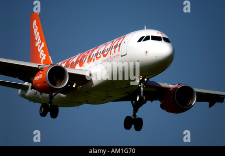 Am Flughafen London Gatwick eine EasyJet kommt Flugzeug zu landen Stockfoto