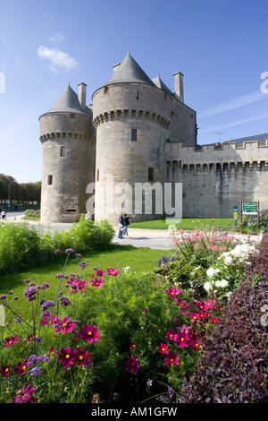 Zwillingstürme am Porte St Michel Guerande Brittany France Stockfoto