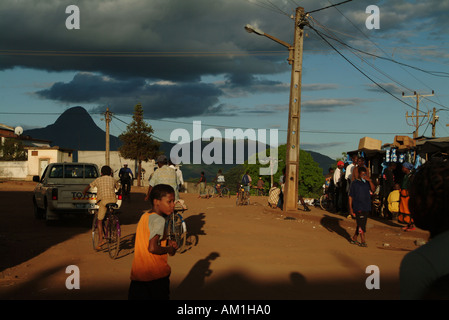 Menschenmassen auf Gurue Markt. Mosambik, Südafrika Stockfoto