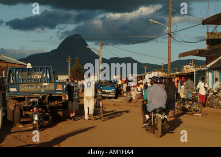 Menschenmassen auf Gurue Markt. Mosambik, Südafrika Stockfoto