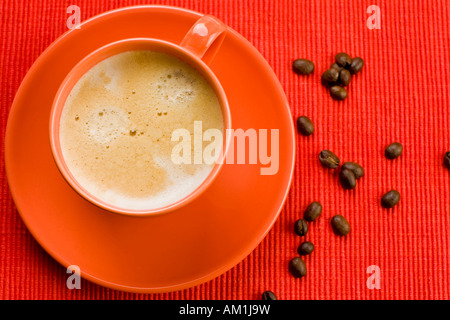 Tasse Kaffee in rot Stockfoto