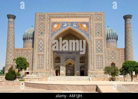 Iwan, Minarette und Kuppeln Madrasah Sherdar Registan Samarkand Uzbekistan Stockfoto