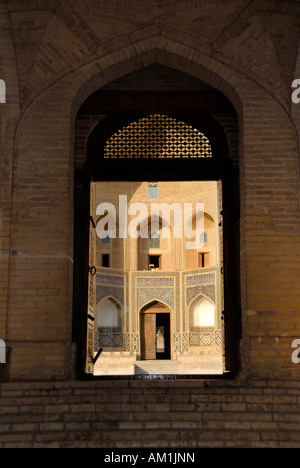 Blick durch das Eingangstor von Kalon Moschee zu Mir i Arab Medresse Buchara Usbekistan Stockfoto