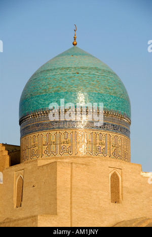 Kuppel verziert mit blauen Kacheln der Moschee Kalon Buchara Usbekistan Stockfoto