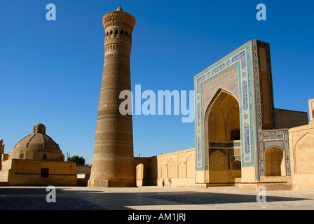 Minarett Kalon mit geschmückten Iwan der Moschee Kalon Buchara Usbekistan Stockfoto