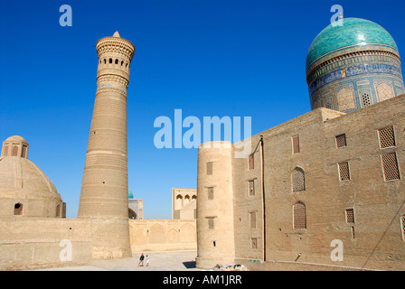 Hohen gemauerten Turm Minarett Kalon mit blau verzierte Kuppel des Mir i Arab Medresse Buchara Usbekistan Stockfoto