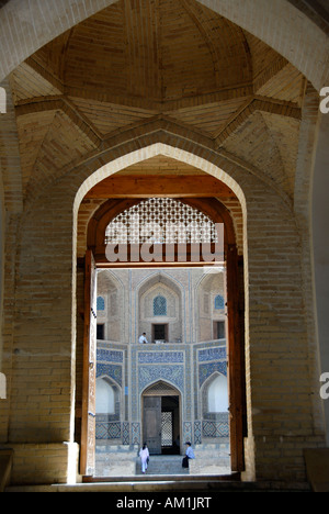 Blick durch das Eingangstor von Kalon Moschee zu Mir i Arab Medresse Buchara Usbekistan Stockfoto