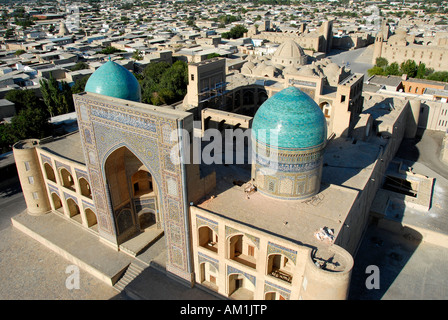 Blick über die blauen Kuppeln von Mir i Arab Medresse und Dächer der Stadt von Minarett Kalon Buchara Usbekistan Stockfoto