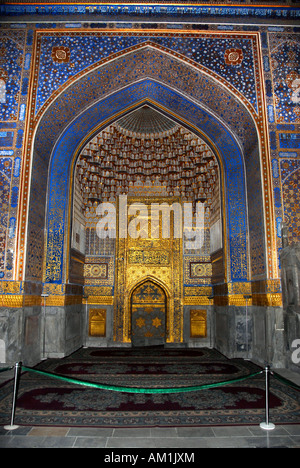 Reiche golden verzierte Mihrab Madrasah Tilla-Kari Registan Samarkand Uzbekistan Stockfoto