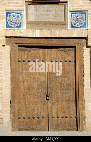 Dekorative Holzschnitzerei in eine Holztür in der alten Stadt Chiwa Usbekistan Stockfoto