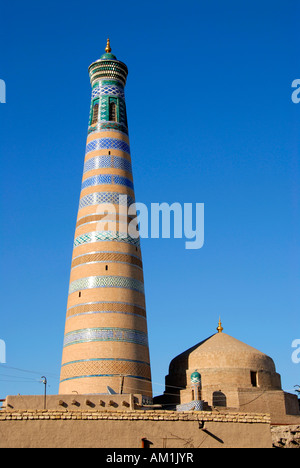 Hohe Minarett der Islom Xo'ja Madrasah in der alten Stadt Chiwa Usbekistan Stockfoto