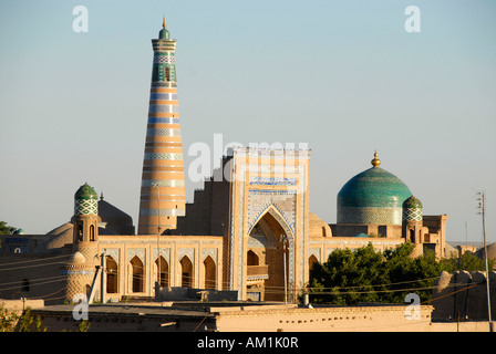 Hohe Minarett Islom Xo'ja Madrasah und große blaue Kuppel der Pahlavon-Maxmud-Mausoleum hinter Iwan Raxim Chan Madrasah in der Stockfoto