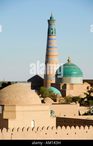 Hohe Minarett Islom Xo'ja Madrasah und große blaue Kuppel der Pahlavon-Maxmud-Mausoleum in der alten Stadt Chiwa Usbekistan Stockfoto