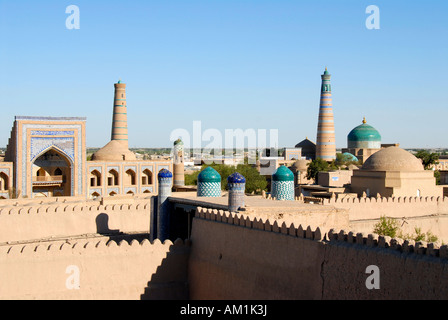 Blick auf den hohen Minaretten und blauen Kuppeln in der alten Stadt Chiwa Usbekistan Stockfoto