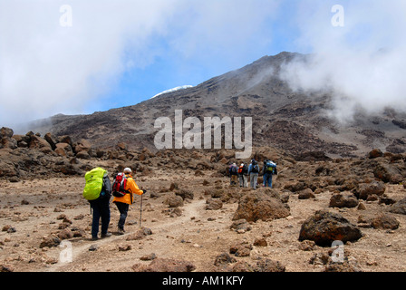 Gruppe von Wanderern auf dem Weg zur Schule-Hütte-Kikelewa-Route-Kilimanjaro Tanzania Stockfoto