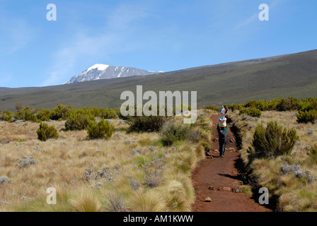 Örtlichen Träger auf der Marangu Route Kilimanjaro Tanzania Stockfoto