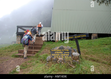 Touristen-Gruppe von Wanderern auf dem Weg bis zu einer Hütte Mandara Hütten Marangu Route Kilimanjaro Tanzania Stockfoto