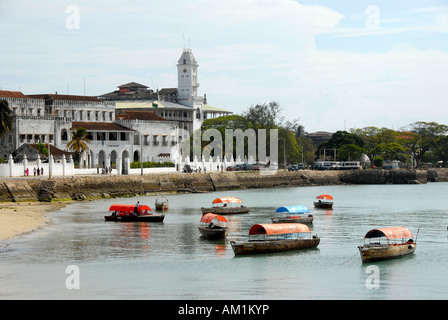 Blick auf die Stadt mit Beit el-Sahel Palastmuseum und Boote Stone Town Sansibar Tansania Stockfoto