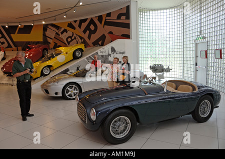 Besucher im Ferrari Museum in Maranello, Emiglia Romana, Italien Stockfoto