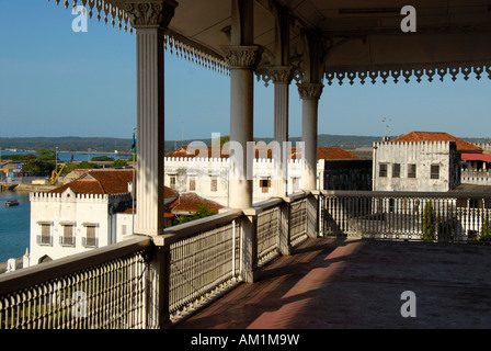 Blick vom geschmückten Balkon von Beit el-Sahel Palastmuseum, das alte Zollhaus Stone Town Sansibar Tansania Stockfoto