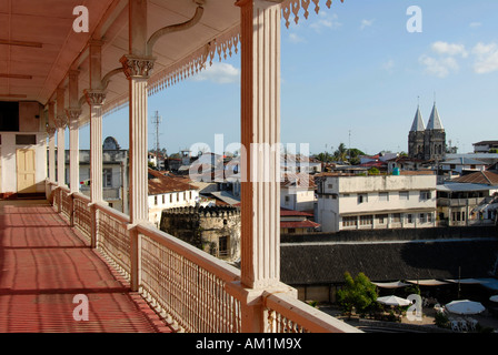 Blick vom geschmückten Balkon von Beit el-Sahel Palastmuseum in die Altstadt Shangani mit St. Josephs Kathedrale Stein Stadt Z Stockfoto