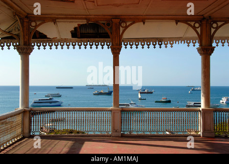 Blick vom geschmückten Balkon von Beit el-Sahel Palastmuseum bis zum Meer mit Schiffen Stone Town Sansibar Tansania Stockfoto