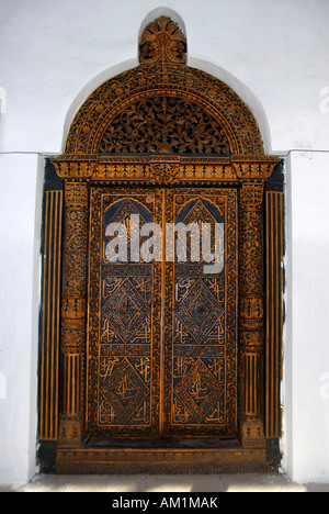 Reich verzierte geschnitzte Holztür von Beit el-Sahel Palast Museum Stein Stadt Sansibar Tansania Stockfoto