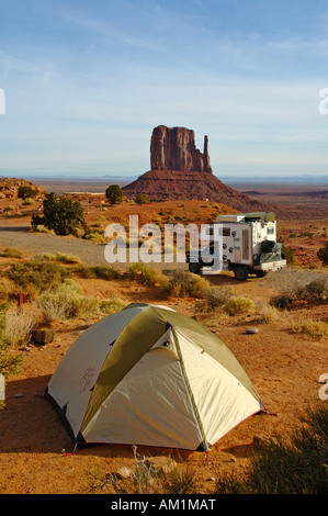 Zelt und Pick up mit camping Kabine auf dem Campingplatz von Monument Valley, Arizona, USA Stockfoto