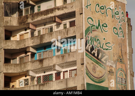 Alkohol-Werbung auf der Seite eines Wohnblocks. Beira, Mosambik, Südafrika Stockfoto