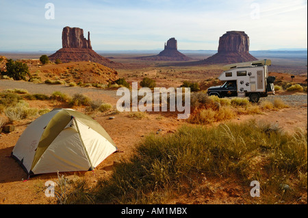 Zelt und Pick up mit camping Kabine auf dem Campingplatz von Monument Valley, Arizona, USA Stockfoto