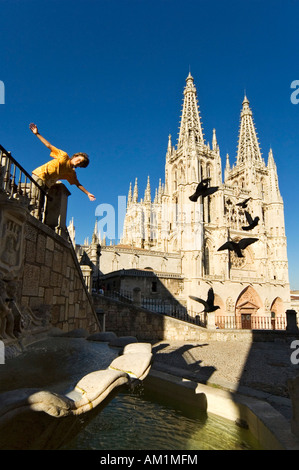 Ein elfjährige junge lehnt sich über die Brüstung vor der gotischen Kathedrale von Burgos, Kastilien, Spanien Stockfoto