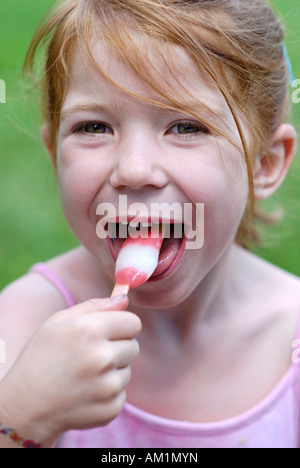 Kleine Mädchen essen Eis Eis am Stiel Stockfoto