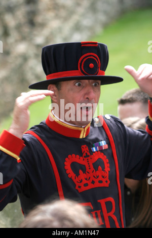 Ein Yeoman Warder Beefeater in Uniform in den Tower of London Touristen mit der Geschichte des Turms Bewirtung Stockfoto