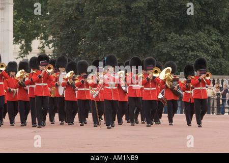 Massed Band der Grenadier Guards für die tägliche Zeremonie der Wachablösung am Buckingham Palace London England U ankommen Stockfoto