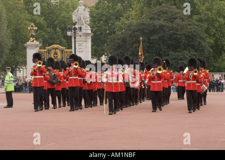 Massed Band der Grenadier Guards für die tägliche Zeremonie der Wachablösung am Buckingham Palace London England U ankommen Stockfoto