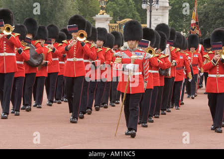 Massed Band der Grenadier Guards ankommen für die tägliche Zeremonie der Wachablösung am Buckingham Palace London England UK Stockfoto