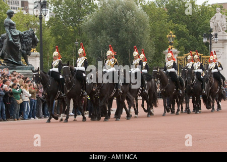 Die Horse Guards The Blues and Royals passieren das Victoria Memorial in der Nähe von Buckingham Palace London England GB Stockfoto