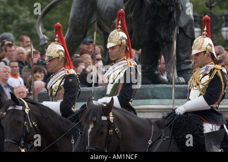 Die Horse Guards The Blues and Royals passieren das Victoria Memorial in der Nähe von Buckingham Palace London England GB Stockfoto