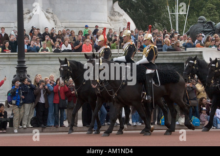 Die Horse Guards The Blues and Royals passieren das Victoria Memorial in der Nähe von Buckingham Palace London England GB Stockfoto