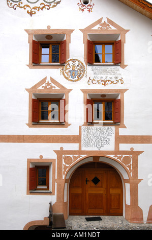 Eingang und Fenster eines Engadiner Hauses geschmückt mit Sgraffito-Ornamenten, Ardez, Unterengadin, Graubünden, Schweiz Stockfoto