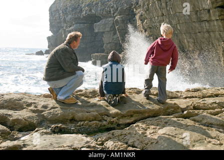 Farbe-Landschaft zwischen einem Vater und seinen beiden Söhnen, genießen einen Tagesausflug von der Küste von Dorset in England. Stockfoto