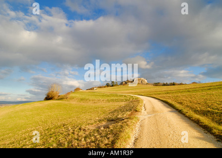 Vulkanische Gesteine im Hegau Bereich - ein Wanderweg zur Burg auf der Hohentwiel - Baden-Württemberg, Deutschland, Europa. Stockfoto