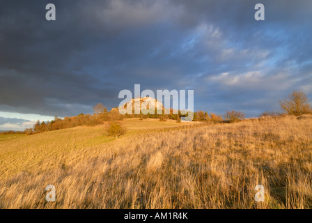 Vulkanische Gesteine im Hegau Bereich - der Hohentwiel im Sonnenuntergang Licht - Baden Württemberg, Deutschland, Europa. Stockfoto