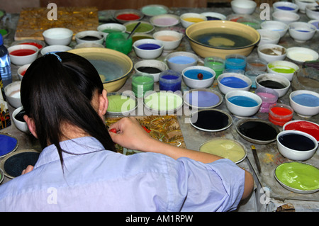 Frau malt eine Cloisonné-Vase, China Stockfoto