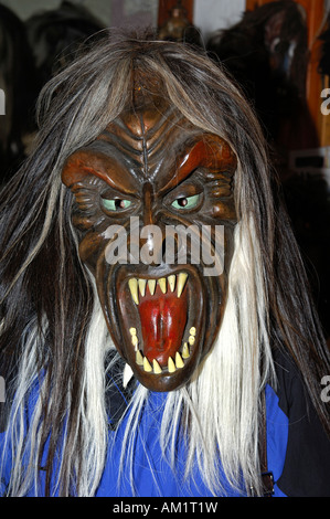 Tschaeggaetae, gemacht traditionelle Holzmaske von Zirbe, Maske Holzwerkstatt Wiler, Lötschental, Wallis, Schweiz Stockfoto
